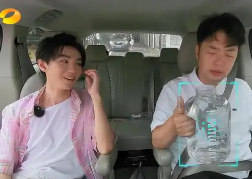 王俊凯为啥用杜海涛同款水桶?得知背后原因,网友笑翻了