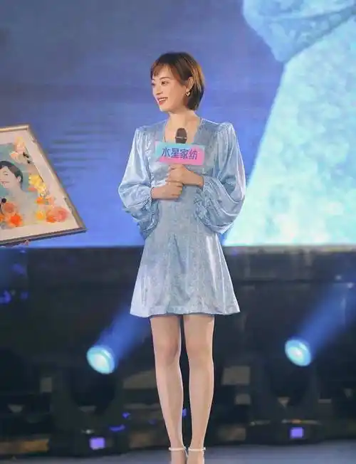 雪纺连衣裙穿在孙俪身上也是一样好看又迷人,状态超好的孙俪穿上裙装