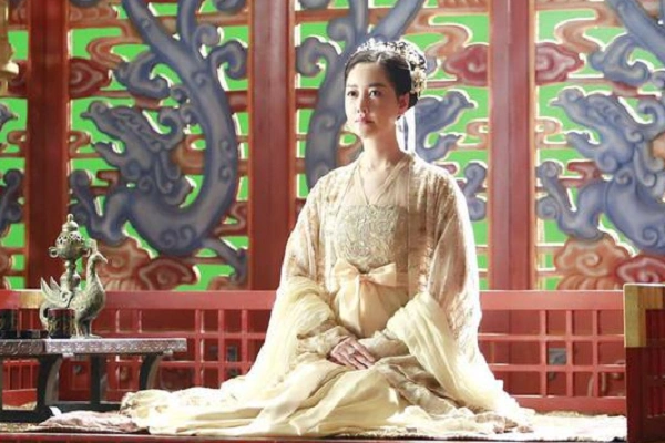 古装剧中女星"怀孕",杨幂扮演很逼真,唯独她是真的怀孕了!