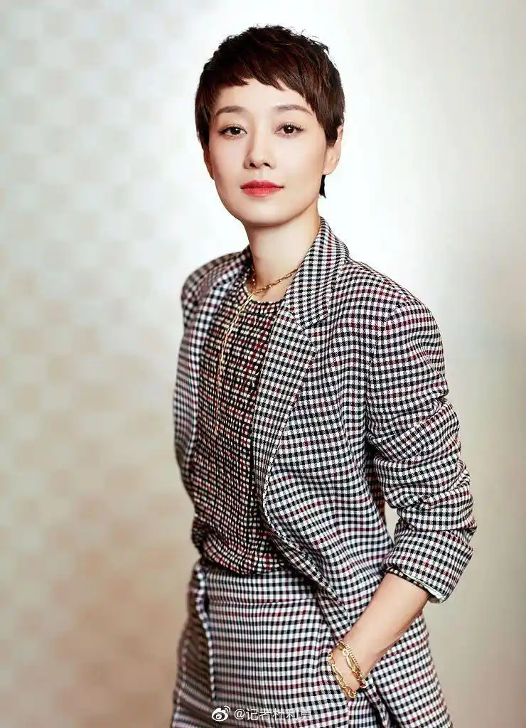 每日娱乐播报# 【马伊琍黑白西装单手托腮拍写真 眼神温柔坚定尽显