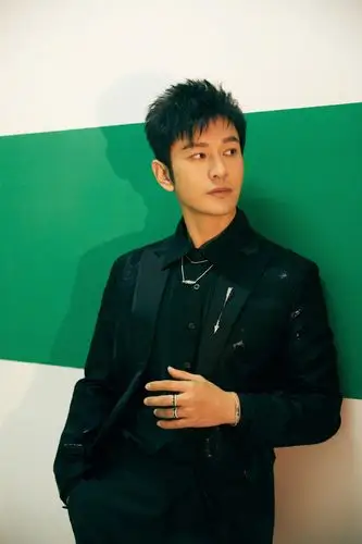 一号人物黄晓明出席first青年电影展闭幕红毯造型图释出