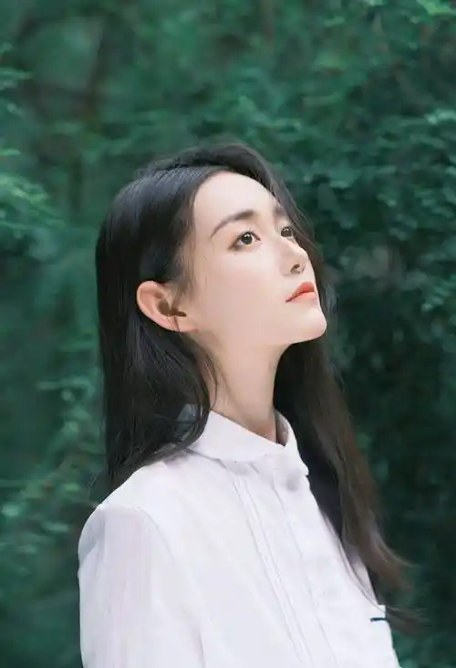 蒋依依学生装长发飘飘青春活力写真