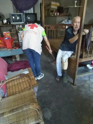 红十字会志愿者帮助孤寡老人打扫卫生活动.