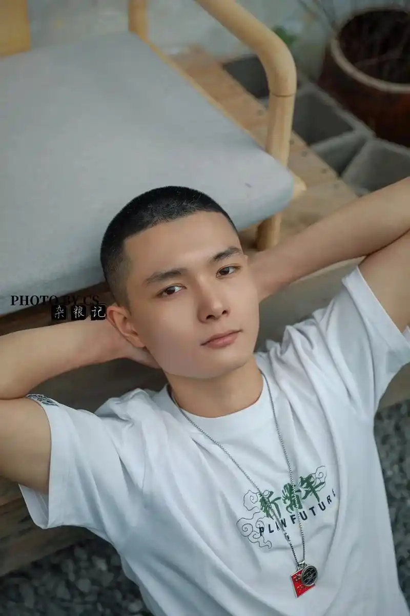 男生写真|寸头小哥哥.摄影后期:@杂粮记  95:文创园有很 - 抖音