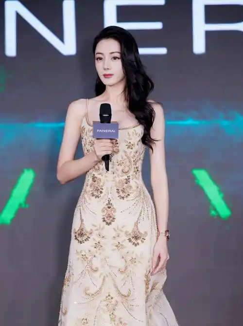 迪丽热巴身材太绝了,浅金色礼服不输"机械姬"造型,美腿吸睛_感觉_脸庞