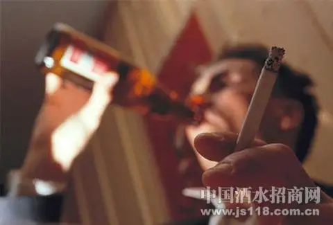 饮酒时吸烟危害大"左手一支烟右手一杯酒"最伤胃