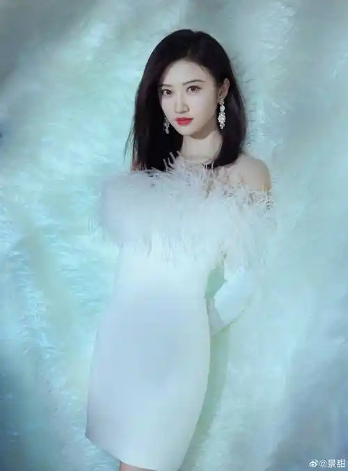 景甜穿着白色羽毛露肩裙,大秀肩颈线条,既然优雅迷人,又性感靓丽 –