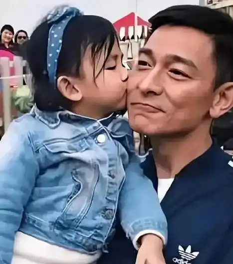 刘德华举办艺术展,公开父女画作,大加夸赞11岁女儿是艺术家