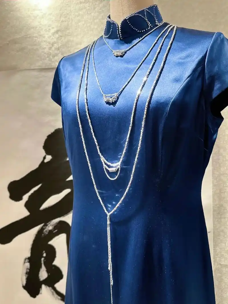 穿深海琉璃旗袍  感受大海的深情与浪漫.纯手工宝蓝色旗袍,缀 - 抖音