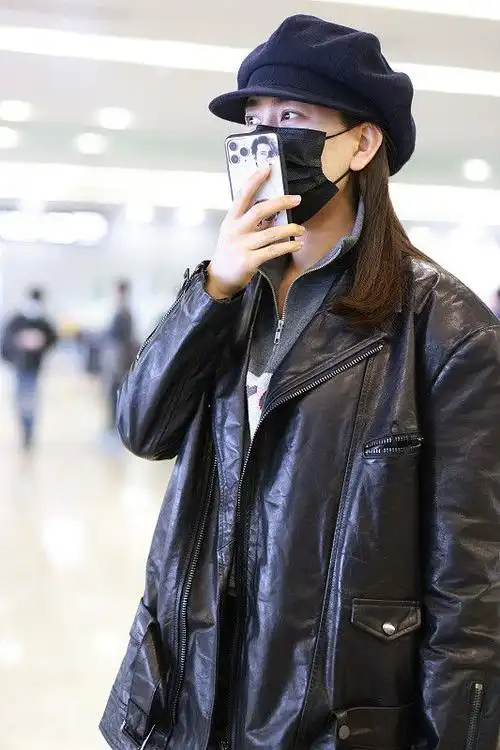 马苏的眼袋有点显老了黑色皮衣配卫衣真酷时尚感丝毫不减