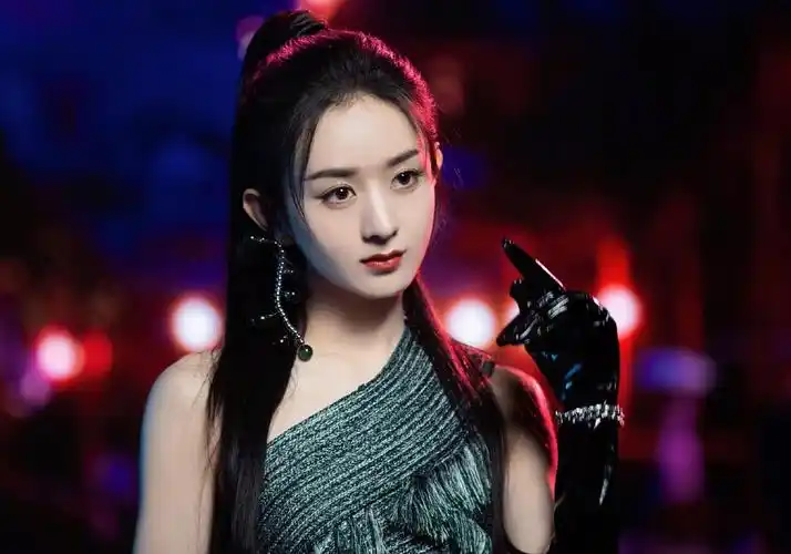 赵丽颖最新封面大片黑长直暴露御姐属性小细节令网友直呼羡慕