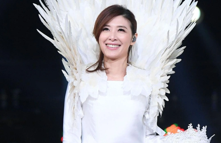 50岁苏慧伦近况曝光,压轴走红毯面色红润,齐肩短发干练且优雅