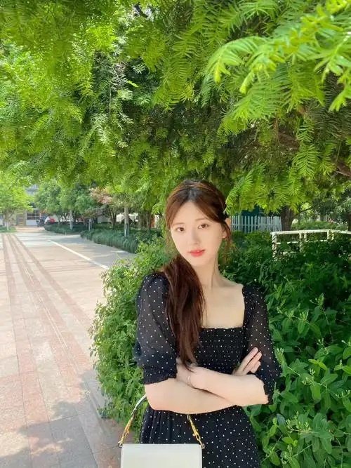 赵露思日常随拍,身穿黑色波点连衣裙搭配绒绒开衫,一身韩范儿穿搭