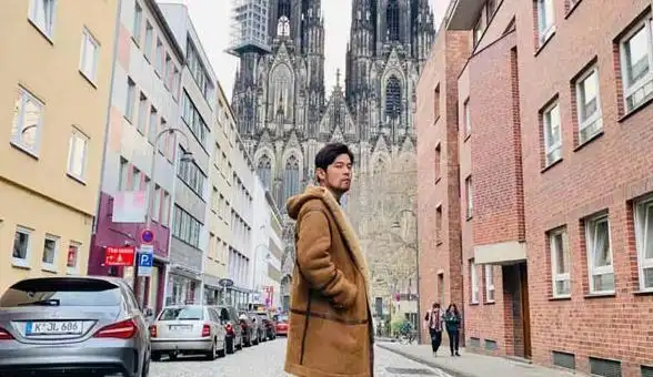 周董又送情头了,模仿昆凌打卡拍照,周三岁上线