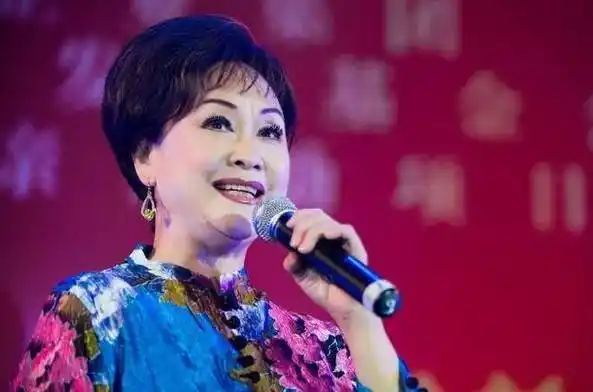 原创她是80年代最红歌唱家靠一首歌家喻户晓公公曾是海军总司令
