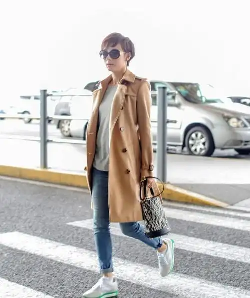 搭配上紧身的牛仔裤,脚踩白色运动鞋,虽然孙俪的身高在165左右,但这