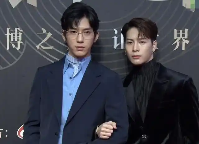 为抢镜花样频出 王嘉尔井柏然手挽手与女星"斗艳"