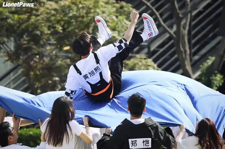 黄旭熙奔跑吧济南路透d2背带裤包