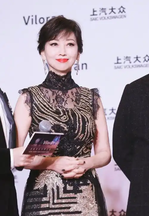 赵雅芝黑色打底拖尾式鱼尾裙,细带高贵气场