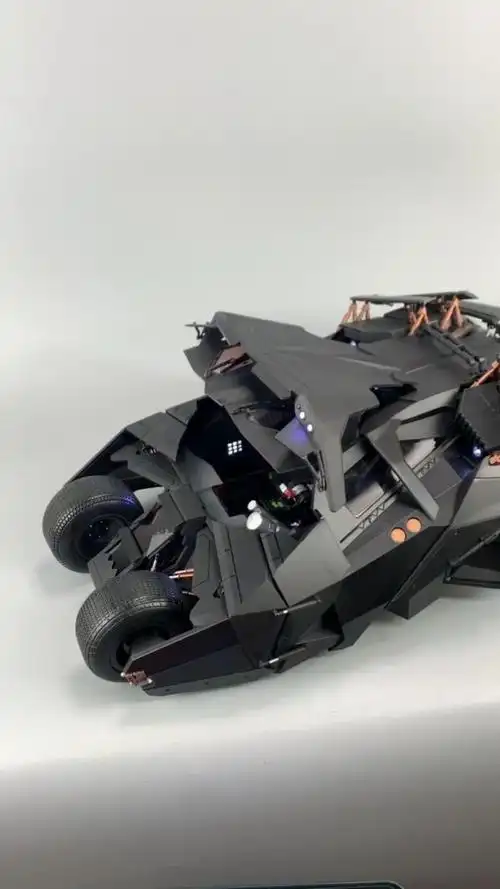 男孩子最酷的玩具,可以用手机遥控的蝙蝠车!