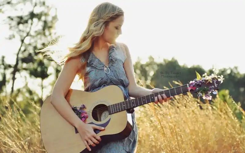 文艺范吉他美女高清电脑壁纸