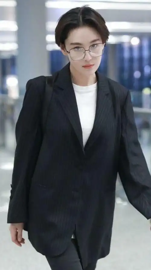 张馨予短发西装帅到掉渣,没想到长发那么撩人的她,短发后更讨喜