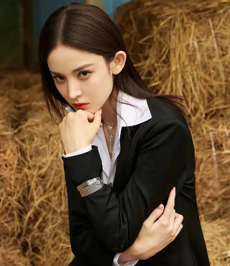 古力娜扎职业装搭配,穿搭优雅又高级,尽显精英气息眼神带电