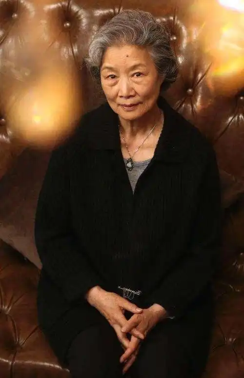 老戏骨吕中:老公病逝5年多,儿媳妇何琳让她在悲痛中坚定