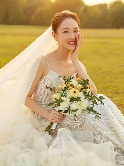 男朋友平时几乎不拍照 对镜头很畏惧 当时一直被摄影师调侃说托我后腿