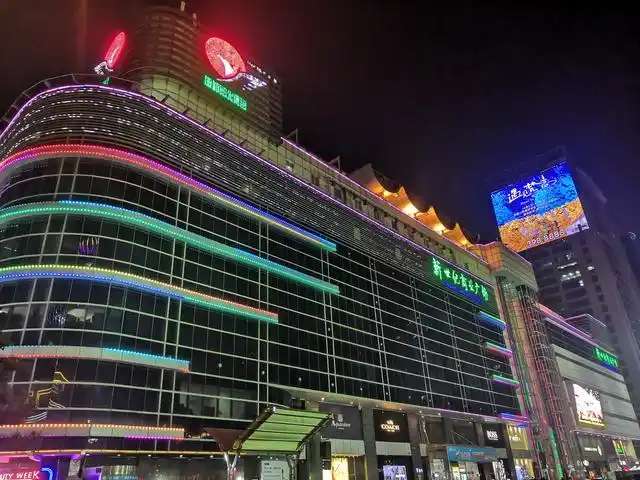 新世纪商场装点的缤纷绚烂