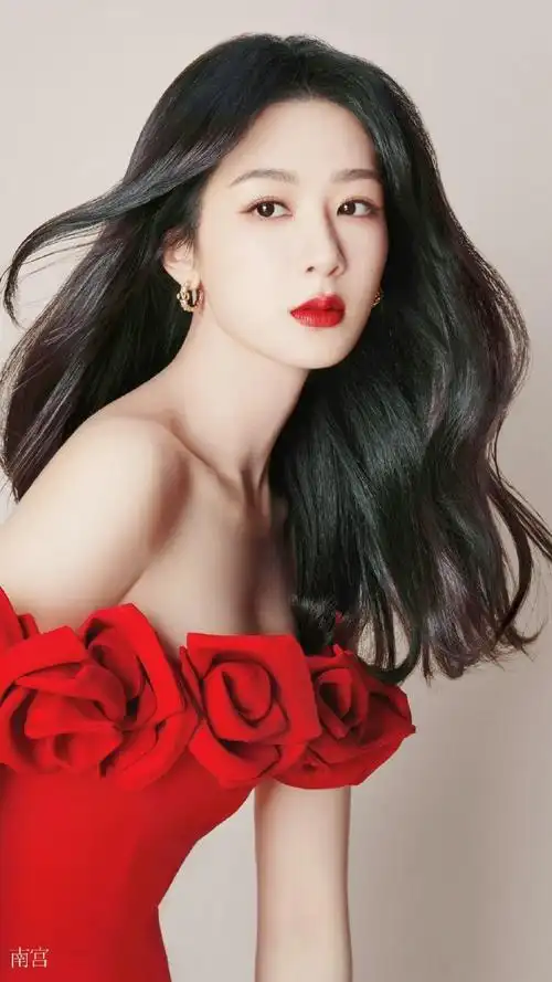 杨紫玫瑰抹胸红裙