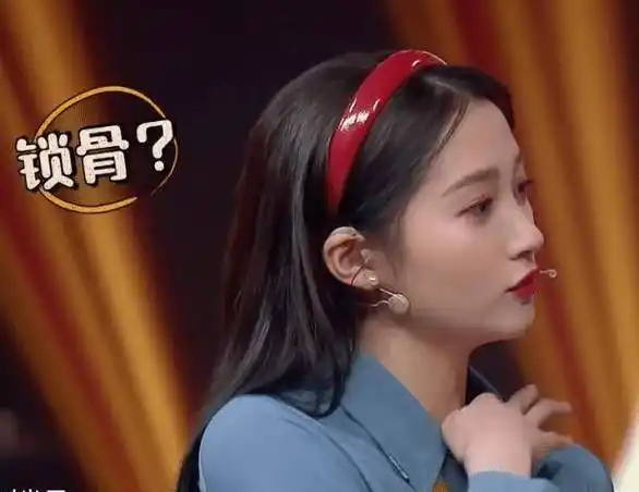 华晨宇"撩"开衣领,关晓彤就直接上手,这么快就"装"不下去了?