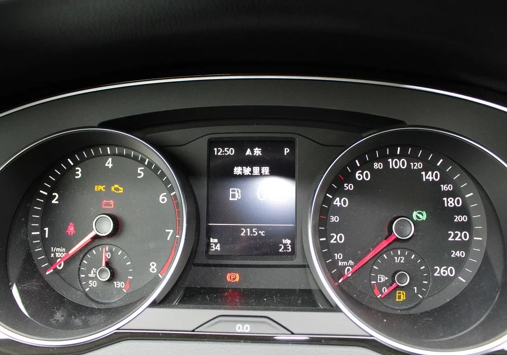 仪表盘倒是挺好看的,简洁明朗,一眼就可以观察到很多信息,不像现在