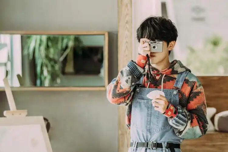 朋友请听好易烊千玺复古背带裤青春怀旧搭黑色皮带细腰瞩目