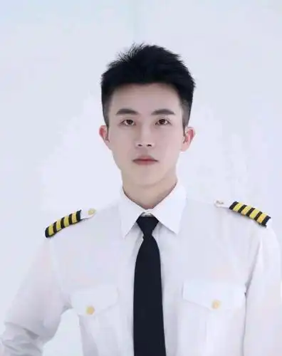 高大帅气的正装飞行员,这五官也太斯文了!