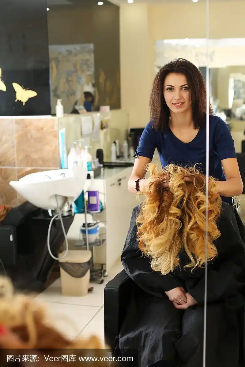 女发型师做发型