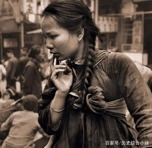 罕见的民国老照片:图1是街头执行任务的女警察,图4让人唏嘘不已