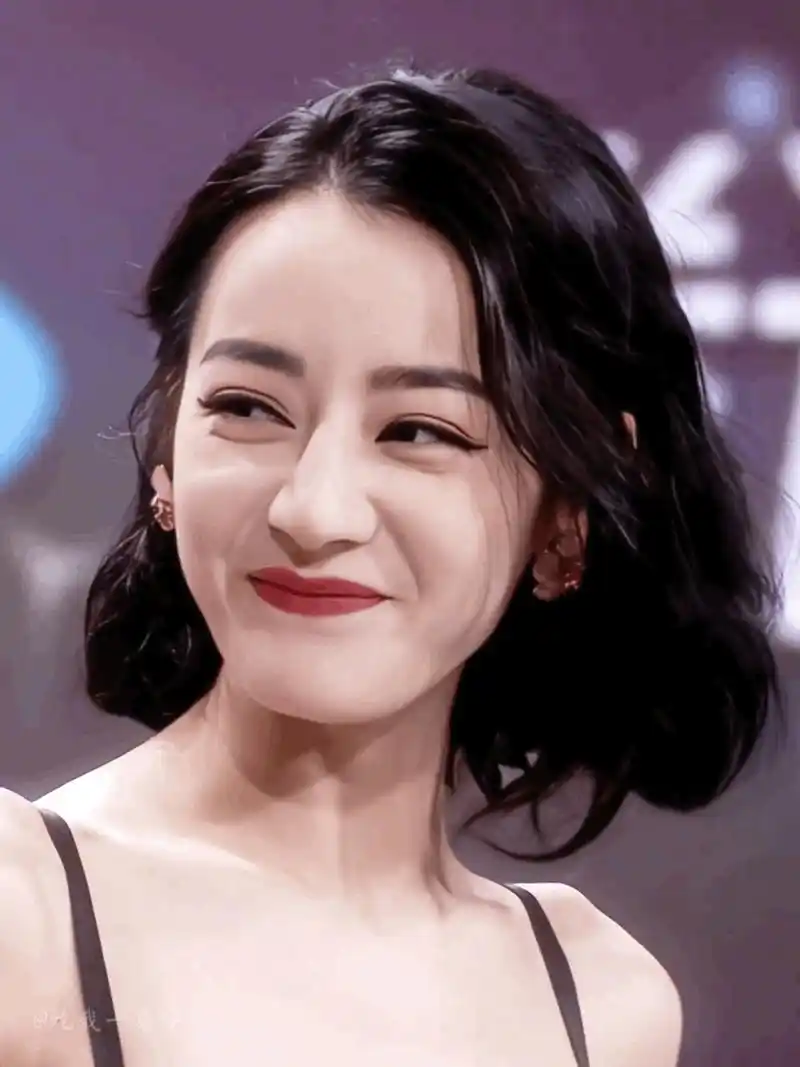 果然美女都能轻松驾驭各种发型,迪丽热巴这个短发造型好公主啊[送花花