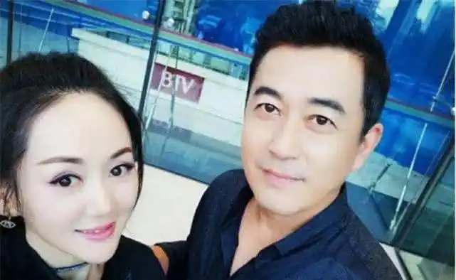 他与妻子差14岁,与女儿差50岁,结婚6年夫妻长得越来越像