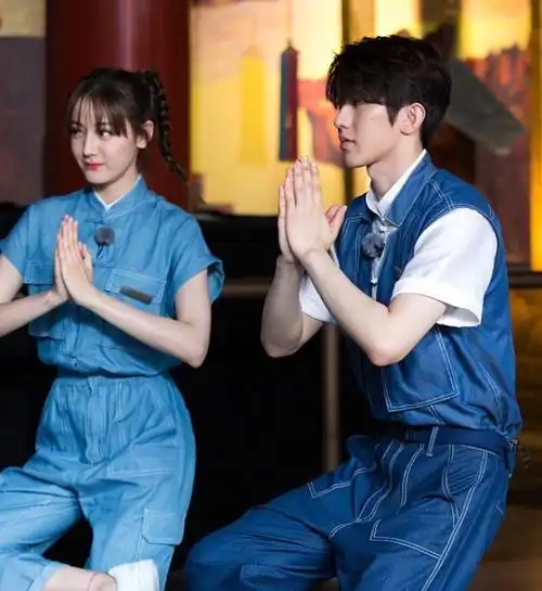 蔡徐坤热巴合体录节目,看到蔡徐坤手的姿势后,粉丝直呼很有分寸