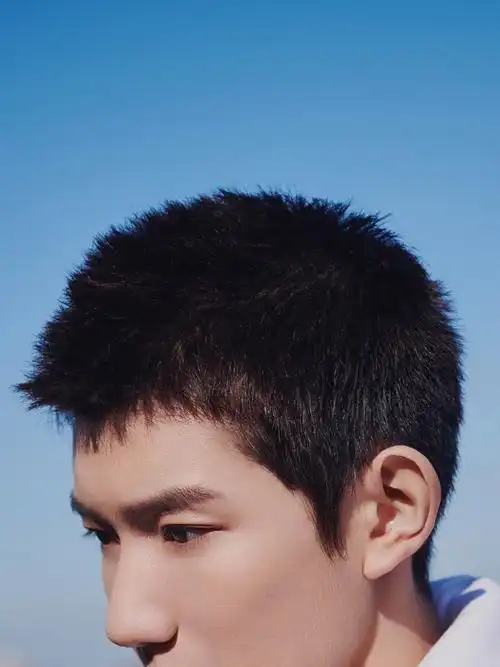 王源午后清新写真曝光邂逅冬日明朗少年