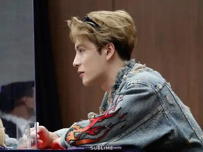 王嘉尔肌肉侧面视角##王嘉尔新专辑magicman