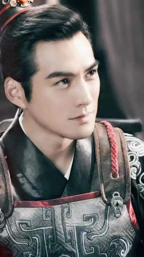 在我心目中严屹宽一直是top1,最近刷到他在上海看天花板的照片,这么多