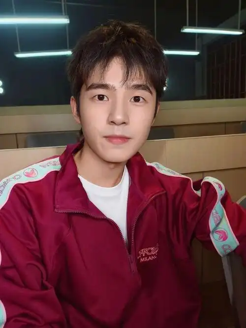 刘昊然发自拍啦