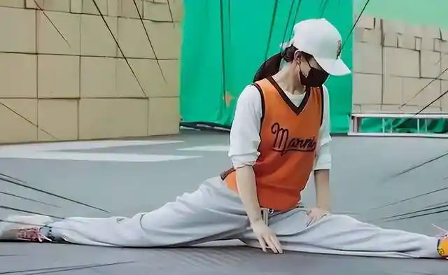 赵丽颖在新剧片场太拼了,跪在地上拉伸,单手挥舞长棍!