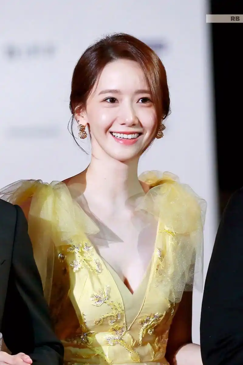 林允儿礼服大比拼,大家觉得哪一套礼服最美?