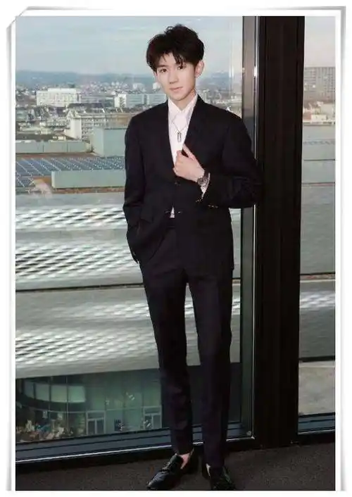 原创18岁王源太拼了为凹高级脸烫羊毛卷发型搭黑色西装效果好惊艳