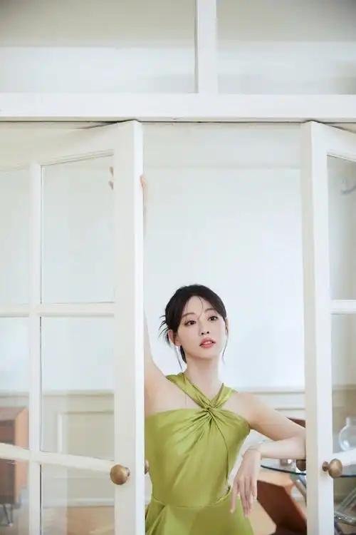 锐意风尚之夜##祝绪丹缎面飘带裙##祝绪丹翡羽绿坠感长裙