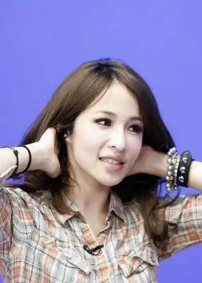 萧亚轩直播确认离婚,小16岁男友黄皓翻页_不知道_问题_女孩