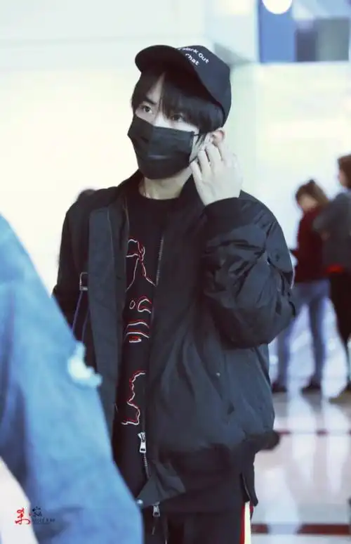 易烊千玺同款衣服外套秋冬男女学生情侣装宽松黑色棉衣棉服_7折现价